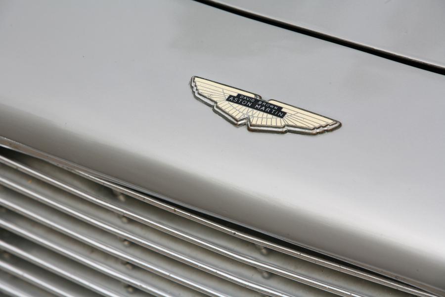 Детали экстерьера Aston Martin DB5 1965 года  (фото 15 из 19)